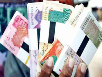 رواں سال سب سے زیادہ طلب 100 روپے کے نوٹوں کی گڈی کی ہے اوراسٹیٹ بینک نے31 ارب روپے کے صرف 100 روپے کے نوٹ چھاپے۔ فوٹو:فائل