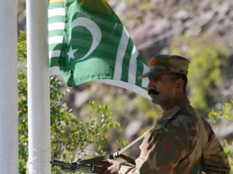 لیفٹیننٹ جنرل قمر جاعید نے اگلے مورچوں پر رات جوانوں کے ساتھ گزاری۔ فوٹو: فائل
