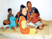 انڈونیشیا کے ساحلی دیہات میں ریت پرسونے کی روایت