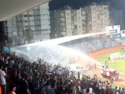 فٹبال اسٹیڈیم میں فائر بریگیڈ کی گاڑی نے چھڑکاؤ کرکے شائقین کو ’ ٹھنڈا‘ کردیا