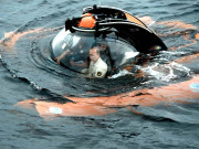 روسی صدر پیوٹن جہاز کا ملبہ ڈھونڈنے کیلئے سمندر میں اتر گئے