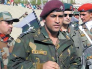 مہندرا سنگھ دھونی نے پہلی بار  لڑاکا طیارے سے چھلانگ لگادی