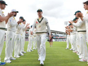 فتح کے بعدآسٹریلوی پلیئرز کاکپتان مائیکل کلارک کو گارڈ آف آنر