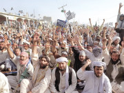 نیٹو سپلائی کی بحالی پر احتجاج دفاع پاکستان کونسل کے تحت ہزاروں افراد کا چمن بارڈر پر دھرنا