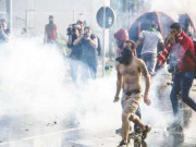 ہنگری میں داخلے کی کوشش پر پولیس پناہ گزینوں پر ٹوٹ پڑی متعدد افراد زخمی