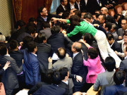 جاپانی ارکان پارلیمنٹ متنازع سیکیورٹی بل پر گتھم گتھا گھونسوں کا آزادانہ استعمال