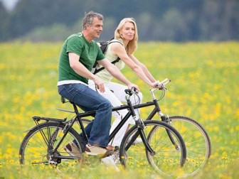 جو لوگ ایک ہفتے میں 74 منٹ سائیکل چلاتے ہیں وہ سائیکل نہ چلانے والوں سے 6 ماہ لمبی زندگی پاتے ہیں، فوٹو:فائل