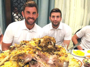 انگلش کرکٹرزخلیجی پکوان سے لطف اندوز ہونے لگے 