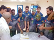 شاباش یونس  پلیئرزکا ڈریسنگ روم میں کیک کاٹ کر خراج تحسین