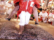 چینی رسم جس میں شوہراپنی بیویوں کو اٹھا کرکوئلوں پر چلتے ہیں