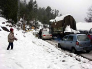 ناران میں شدید برفباری کے بعد مرکزی شاہراہ بند سیکڑوں سیاح پھنس گئے