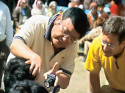 ایسا نیپالی مسیحا جس نے ایک لاکھ افراد کی بینائی بحال کی ہے