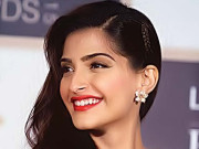 مذہبذات کی بنیاد پرانسانیت کو چھوڑا نہیں جاسکتاسونم  کپور