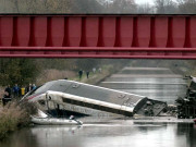 فرانس میں ٹرین پٹری سے اترگئی  10 افراد ہلاک