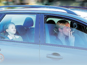 کار کے اندر سگریٹ نوشی آلودگی میں خطرناک اضافہ کرتی ہے