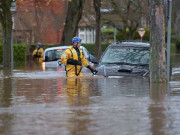 برطانیہ میں شدید بارشوں کے باعث سیلابی صورتحال سیکڑوں گھر پانی میں ڈوب گئے