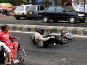 کراچی میں ہلکی بارش سے درجنوں گاڑیاں حادثات کا شکار