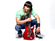 مقبولیت میں کسی سے پیچھے نہیں 