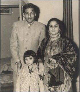 ShahrukhKhan with his parents #bollywoodirect #bollywood #badshahKhan #king #SRK #cinema #HindiMovies #lege... | Shahrukh khan family, Shahrukh khan, Old celebrities
