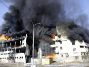 کراچی کیمیکل فیکٹری میں ہولناک آتشزدگی عمارت کا بڑا حصہ زمیں بوس 