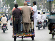 سندھ ہائیکورٹ: کراچی میں چنگچی رکشوں پر پابندی کیخلاف درخواست پر فریقین سے جواب طلب