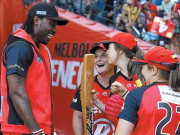 تنازعات میں ڈوبتے گیل کو شائقین کا سہارا مل گیا