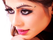 گھٹا بھری ہو جیسے نین کٹوروں میں   کاجل آنکھوں کو اور بھی دل فریب بنا دیتا ہے