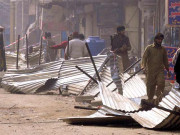 لاہورمیں اورنج لائن منصوبے کیخلاف شہریوں کا احتجاج روٹ پرلگی حفاظتی شیٹ اکھاڑدی