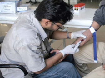 وفاقی اور صوبائی حکومتوں کو صحت کے شعبے پر توجہ دینی چاہیے تا کہ عوام کو وبائی امراض سے چھٹکارا مل سکے۔ فوٹو ایکسپریس