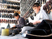 عمران خان کے بعد وزیراعظم کیلیے بھی پشاوری چپل تیار 5جوڑے کل بھیجے جائیںگے