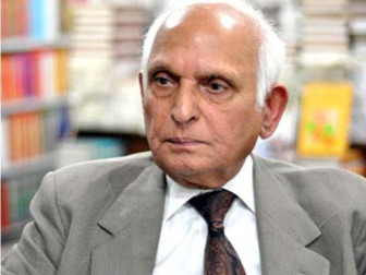 کئی بار انتظار حسین کے افسانے پڑھت جاری رکھنے کی کوشش میں پتا ہی نہیں چلتا اور ٹپ ٹپ کرکے دو آنسو کتاب کی آغوش میں کھو جاتے ہیں۔ شاید یہ ان کی تحریر کا خراج ہے۔ فوٹو :فائل