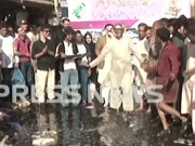 کراچی کے تاجروں کی انوکھی مہم گٹر کے بہتے پانی میں کیٹ واک
