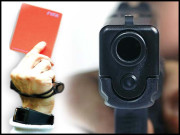 کھلاڑی نے ریفری کو میدان میں گولیاں ماردیں