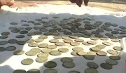 گجرات مسجد کی تعمیر کیلئے کھدائی کے دوران 200 سال پرانے چاندی کے سکے برآمد