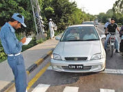 ملتان میں ٹریفک وارڈن نے گرے ہوئے ساڑھے 12 لاکھ روپے مالک کو لوٹا دیے