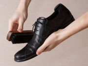 اٹلی کی دو خواتین نے مردوں کے جوتے چمکا کر نام کمالیا