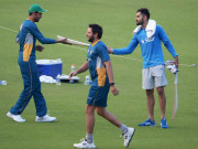 ویرات کوہلی نے اپنا بیٹ محمد عامر کو تحفے میں دے دیا