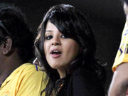 پاکستان سے جیت دھونی کی اہلیہ گھر کے باہر جشن منانے والے شائقین سے ناراض