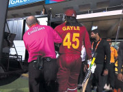 ’’تم بیٹنگ نہیں کر سکتے‘‘گیل کو امپائر نے ’دھکے‘ دے کر فیلڈ سے باہر نکال دیا