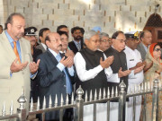 وزیراعلیٰ بہارکی مزار قائد پرحاضری پاک بھارت مسائل کاحل صرف مذاکرات سے ممکن ہے نتیش کمار