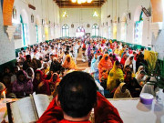 گرجا گھروں کو برقی قمقموں، رنگ برنگی جھنڈیوں اور دیگر آرائشی اشیاء سے خوبصورتی سے سجایا گیا ہے. فوٹو: فائل