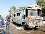 حادثے میں ایک شخص ہلاک مشتعل ہجوم نے بس جلادی
