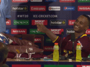 سموئلزکی پریس کانفرنس میں دبنگ انٹری پیڈزباندھے ٹیبل پرپاؤں رکھ کرگفتگو