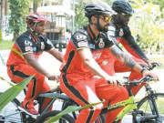 گیل کوہلی اور سرفراز خان سائیکل چلانے کا شوق پورا کرنے لگے