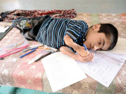 ہمت کی عظیم مثال  جسمانی معذوری کا شکار طالبعلم نویں کے امتحان میں شریک