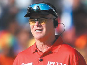 آسٹریلوی امپائر بروس اوکسنفورڈ نے ہاتھوں میں حفاظتی شیلڈ پہن لی