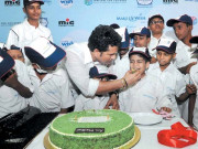 سچن ٹنڈولکر نے43ویں سالگرہ بچوں کی ’’خواہش‘‘ میں کرکٹ کھیل کر منائی