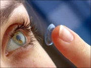 خاتون کی آنکھ سے پانچ کانٹیکٹ لینس برآمد