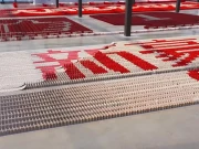 سب سے زیادہ تاش کے پتوں کو ڈومینوز کی طرح گرانے کا عالمی ریکارڈ