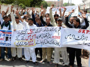 سندھ ریزرو پولیس سے برطرف اہلکاروں کا کراچی پریس کلب کے باہر احتجاج